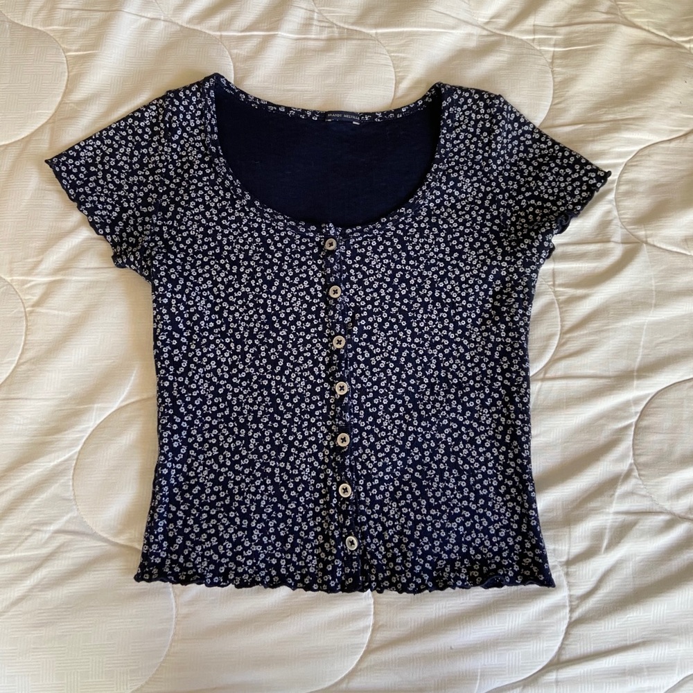 BRANDY MELVILLE navy blue floral zelly top✨